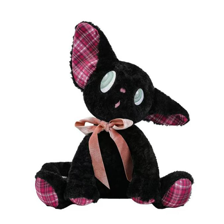 Adorable jouet en peluche chaton qui écoute aux portes