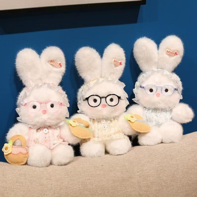Lapin en peluche avec des lunettes